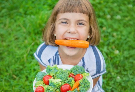bambina mangia verdure
